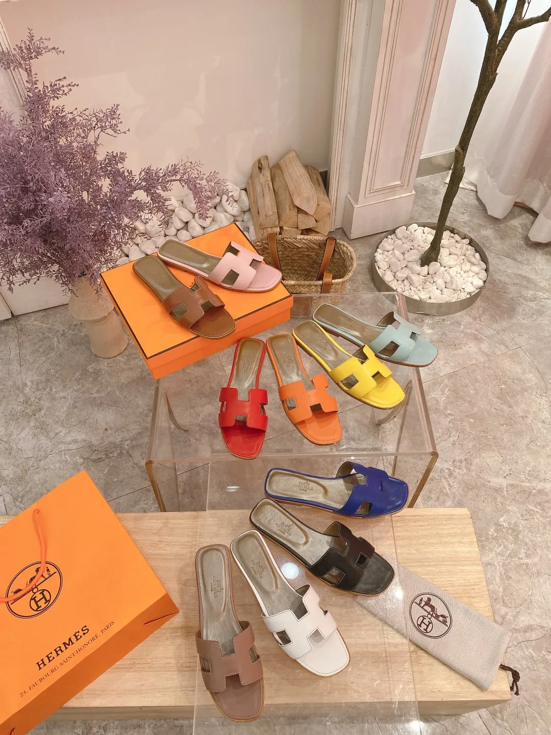 👟👟Ex-factory price 300👟👟 Genuine leather sole +40 🦄Hermès "Flat Cow Pattern" has added new color sandals, "Year-round Shipping" in classic colors... It is a must-have item in your wardrobe, and it is magically versatile in this summer! This model fully demonstrates the classic Hermès style "Flat Cow Pattern". Classic calfskin material ~ imported sheepskin. Lining 🐎Size: 34~42. Heel height ② type: low heel 1.5cm. Medium heel 4.5cm. Genuine leather sole +40 rubber sole.